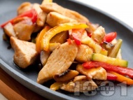Рецепта Пържени пилешки хапки от гърди със зеленчуци (тиквички, моркови, червени чушки и гъби) в соев сос на тиган